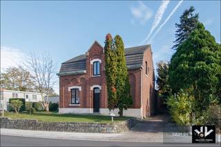 Karaktervolle, te renoveren woning op een perceel van ruim 12 aren. Ideaal gelegen nabij het centrum van Tongeren! TROEVEN:• Dichtbij stadscentrum...