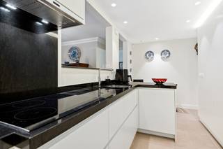 Instapklaar gelijkvloers appartement met 2 slaapkamers met ensuite badkamers, bureau en ruim terras + mogelijkheid ondergrondse autostaanplaats met berging.<br /><br />Ontdek dit uitzonderlijk gelijkvloers appartement, gebouwd in 2019 met oog voor detail, comfort en energiezuinigheid. Deze woning biedt het perfecte evenwicht tussen modern wooncomfort, hoogwaardige afwerking en een rustige doch centrale ligging, dichtbij het centrum en omgeven door groen.<br /><br />Indeling: Bij het binnenkomen wordt u verwelkomd in een lichtrijke leefruimte die dankzij de grote raampartijen baadt in natuurlijk licht. De ruime woonkamer en eetplaats vormen samen een harmonieuze leefomgeving met directe toegang tot het zonovergoten terras en de verzorgde gemeenschappelijke tuin.<br /><br />De halfopen, volledig uitgeruste keuken is stijlvol geïntegreerd en sluit aan op een praktische berging met ingemaakte kasten en aansluitingen voor wasmachine en droogkast.<br /><br />Het appartement beschikt over twee volwaardige slaapkamers, elk met een eigen ensuite badkamer, wat garant staat voor optimaal comfort en privacy. De derde kamer is momenteel ingericht als een stijlvolle bureauruimte met op maat gemaakte kasten, perfect voor thuiswerk of als extra logeerkamer.<br /><br />Tot slot is er een ondergrondse autostaanplaats met privatieve berging welke optioneel bij aan te kopen is @ € 35.000.<br /><br />Bijzonderheden: Energiezuinig - Vloerverwarming - Groot privatief terras en gemeenschappelijk tuin - 2 slaapkamers met elk een eigen badkamer - Bureau of polyvalente ruimte - Algemene onkosten bedragen € 171,2 euro / maand