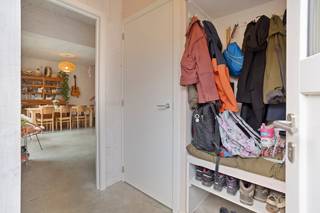 Rijwoning uit 2022 in Olen, gebouwd in massief kruislaaghout (CLT) voor een optimaal binnenklimaat. Deze BEN-woning (EPC A, E-peil E23) is stil, uiterst energiezuinig en verwarmt via geothermie met een individuele warmtepomp.Privatieve delen (138 m² woonoppervlakte):– Inkomhal met toilet– Open keuken en eetkamer met washok– Ruime, lichte woonkamer op de verdieping– 3 slaapkamers, 2 badkamers, 2e toilet– Eigen zuidgerichte tuin met terras (29 m²)– Overdekte autostaanplaats en buitenbergingBuiten je voordeur: acht gezinnen, elk met een eigen huis en tuin, rond een gerenoveerde schuur die mensen samenbrengt. Hier vind je een gedeelde open keuken, picknicktafels, een houtkachel, een sauna en een polyvalente ruimte.Het domein (ruim 8.000 m²) biedt een uitgestrekte, ecologische gedeelde tuin met een zwemvijver, moestuin, dwerggeitjes, bijen en gedeelde regenwateropvang. Er is zelfs een elektrische deelwagen. De maandelijkse gemeenschappelijke kosten bedragen €110.Dit is een woonplek die je samen beheert en waar je meedoet naar eigen vermogen, met genoeg ruimte om je rustig terug te trekken. Ontmoeten zonder moeten.Kijkweekend 19–21 juni. Na een persoonlijke rondleiding, neemt een buur je mee langs de gemeenschappelijke delen. Blijf nadien gerust rondhangen om de buren te leren kennen.De vermelde prijs is een instelprijs. De biedingsronde start vanaf 20 juni.Afspraak via Dewaele.com!De algemene voorwaarden van Dewaele DIY kunt u steeds raadplegen via dewaele.com.Bestuursmaatregelen in het maatregelenregister: in aanvraag