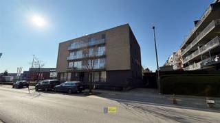 <p>Dit moderne appartement van 82m² bevindt zich in een klein complex in Wilrijk opgeleverd in 2002 en biedt een perfecte combinatie van comfort, stijl en functionaliteit. Het pand beschikt over twee slaapkamers en een volledig uitgeruste badkamer met bad en douche.</p><p>De open woonkamer en keuken vormen het hart van het appartement, voorzien van natuurlijk licht dankzij grote raampartijen. De moderne, volledig ingerichte keuken beschikt over hoogwaardige inbouwapparatuur, een rvs afzuigkap en voldoende werkruimte. De woonkamer is ruim en licht, ideaal voor ontspanning en entertainment, met toegang tot een zonnig balkon dat uitkijkt op de groene omgeving.</p><p>De eerste slaapkamer heeft een volledig ingebouwde kastenwand. De badkamer is modern afgewerkt met een douche en ligbad, voorzien van alle nodige comfort. Verder is er ook een apart toilet.</p><p>Aanvullende faciliteiten omvatten een praktische wasruimte met wasmachine en droger, diverse inbouwkasten in wasplaats en vestiaire voor extra opbergruimte.</p><p>Het appartement ligt in een modern complex met goed onderhouden gemeenschappelijke ruimten. De locatie biedt uitstekende bereikbaarheid en ligt in de nabijheid van winkels, restaurants en openbaar vervoer. Een ondergrondse parkeerplaats verplicht mee aan te kopen voor €20.000.</p><p>Lage vaste kosten van +-€75/maand.<br />2 private fietsenhaken in parking</p><p>Benieuwd? Maak snel uw afspraak op www.immodelaet.be of op 036440088</p>