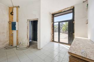 <p><span><strong>Immeuble commercial CASCO avec appartement en duplex, situé dans un emplacement central et bien visible à Renaix.</strong></span></p><p><span>Cet immeuble commercial partiellement rénové, comprenant un appartement en duplex, offre une excellente opportunité à ceux qui souhaitent allier vie privée et activité professionnelle ou qui recherchent un projet d'investissement intéressant. Grâce à sa situation centrale, le bien bénéficie d'une excellente visibilité et d'une grande accessibilité.</span></p><p><span>Le bâtiment dispose d’un sous-sol et d’une petite cour agréable. Les travaux de rénovation déjà effectués comprennent la modernisation de l’installation électrique, l’isolation et la pose de nouvelles fenêtres en aluminium à double vitrage. Avec un label EPC de classe D, cet immeuble à rénover constitue une base solide à aménager selon vos propres souhaits et besoins.</span></p><p><span>Un atout supplémentaire est l'écran LED installé sur la façade, qui peut être loué pour des publicités externes et constitue ainsi une source de revenus supplémentaire.</span></p><p><span>À vendre via Immo Beguin, votre expert immobilier depuis 2009.</span></p><p><span>✉️ </span><span>emmy@immobeguin.be</span></p>