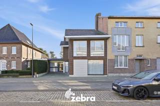 Deze ruime woning met drie slaapkamers, een grote tuin en tal van mogelijkheden voor thuiswerk of het ontvangen van cliënten is gelegen op een toplocatie in het centrum van Tielt.<br /><br />Bij het betreden van de woning komt u in de inkomhal met trap naar de eerste verdieping, die tevens toegang biedt tot de ruime woonkamer, keuken en toilet. De lichtrijke leefruimte geniet van een mooi zicht op de tuin.<br /><br />Op het gelijkvloers bevindt zich bovendien een afzonderlijk deel van de woning dat momenteel kan worden ingericht als bureau met extra polyvalente ruimtes. Dankzij de aparte ingang, de volwaardige oprit en de gratis parkeermogelijkheden in de straat is dit gedeelte bijzonder geschikt voor een vrij beroep of andere professionele activiteiten.<br /><br />Daarnaast zijn er reeds plannen opgemaakt om dit deel van de woning te integreren in de leefruimte, met de mogelijkheid om een nieuwe, ruime keuken en een slaapkamer op het gelijkvloers te creëren. (zie foto's)<br /><br />Op de eerste verdieping vindt u drie volwaardige slaapkamers, een badkamer met toilet. Verder beschikt de woning nog over een ruime zolder, die extra opslag- of uitbreidingsmogelijkheden biedt.<br />Buiten kunt u volop genieten van een grote, groene tuin met weinig inkijk.<br /><br />De woning is momenteel verhuurd. <br /><br />Bestuursmaatregelen in het maatregelenregister: nee<br /><br /><strong>Ook wild geworden van deze thuis?<br />Twijfel niet langer en leg vandaag nog uw bezoek vast!</strong>