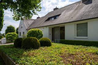 Deze ruime en uitstekend onderhouden villa combineert naadloos het comfort van een privéwoning met de flexibiliteit van een bijkomende leefunit. Dankzij de aparte privé- en secundaire ingang blijven beide zones volledig gescheiden, wat deze woning bijzonder geschikt maakt voor wie op zoek is naar een kangoeroewoning of een zorgwoning voor een familielid.<br /><br />Bij binnenkomst van het privégedeelte ervaart u meteen de verfijnde afwerking en het hoge comfortniveau. U wordt verwelkomd in een royale inkomhal met vestiaire en gastentoilet.<br /><br />De leefruimte is uitgerust met een sfeervolle gashaard en grote raampartijen, die zorgen voor een overvloed aan natuurlijk licht en een prachtig zicht op de tuin. Tijdens warme zomerdagen garanderen twee elektrische zonneluifels en zonnescreens een aangenaam binnenklimaat.<br /><br />De ruime keuken met een gezellige zithoek kijkt uit op de zijdelingse tuin en geeft via een schuifraam (met zonnescreen) toegang tot het terras. Vanuit de keuken bereikt u zowel de kelder, de bovenverdieping als de uiterst verzorgde bijkeuken.<br /><br />Op de bovenverdieping geniet u van een doordachte indeling en veel comfort. De master bedroom aan de tuinkant beschikt over airconditioning, een royale badkamer, een dressing en een bureauruimte.<br /><br />Verder bevinden zich centraal op deze verdieping twee kinderslaapkamers die samen gebruikmaken van een tweede badkamer. Daarnaast is er een polyvalente ruimte, ideaal als hobbykamer, speelkamer of extra bureau.<br /><br />Helemaal vooraan ligt de ruime vierde slaapkamer met eigen badkamer en een directe verbinding naar het extra woongedeelte, wat ideaal kan zijn voor een inwonende ouder, jongvolwassene of zorgbehoevend familielid.<br /><br />Alle kamers op de bovenverdieping zijn voorzien van ingemaakte kasten en airco.<br /><br />De villa beschikt over een zonnige en volledig omheinde tuin met volgroeide bomen, struiken en planten, die optimale privacy garanderen. De tuin is uitgerust met verlichting en een automatisch sproeisysteem.<br /><br />Het verwarmde zwembad, voorzien van warmtepomp en automatisch rolluik, wordt omringd door een stijlvol poolhouse met douche en opbergruimte voor zitkussens en badbenodigdheden. Aan de zijkant bevindt zich een extra tuin met fietsen- en tuinberging. Achteraan is er een tuinpoortje voor het plaatsen van de groenbak aan de straatkant.<br /><br />De inpandige garage biedt plaats aan twee wagens en is uitgerust met een automatische poort.<br /><br />Het voormalige beroepsgedeelte, dat een aparte ingang heeft, kan volledig worden omgevormd tot een volwaardige kangoeroewoning. Het omvat momenteel een centrale ruimte, een wachtruimte, toilet, bureel en voormalige behandelkamers, aangevuld met een bijkeuken en een voorraadruimte, er is op heden ook aansluiting met een slaapkamer en badkamer boven.<br /><br />Bovendien is er een zeer ruime kelder aanwezig, wat zorgt voor extra stockage- en functionele ruimte. Dankzij de bestaande indeling, aparte toegang en talrijke voorzieningen biedt deze zone een unieke kans om een comfortabele, zelfstandige wooneenheid te creëren die perfect aansluit bij de noden van een meer-generatiegezinswoning.<br /><br /><br />Waarom net dit aanbod overwegen?<br /><br />-> kangoeroewoning<br />-> uitstekende ligging<br />-> 4 slaapkamers (extra slaapkamers mogelijk)<br />-> 3 badkamers<br />-> verwarmd zwembad met poolhouse<br />-> prima EPC<br />-> dubbele garage<br />-> zonneterras<br />-> airco<br />-> 3 parkeerplaatsen<br />-> dicht bij trein- en busverbindingen<br /><br />Interesse -> 0486 05 88 88<br />Attesten & documenten -> www.nestr.be<br /><br />De geafficheerde prijs betreft een vanaf prijs. Kom langs en doe een passend bod.