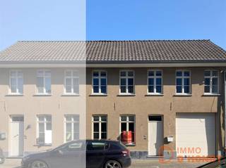 <p><span>INDELING</span></p><p><span> </span></p><p><span>Je komt de woning binnen in de living.</span></p><p><span>De woning straalt met zijn houten balken heel wat authenticiteit en warmte uit.</span></p><p><span>Verder heb je een mooie open keuken voorzien van alle comfort.</span></p><p><span>Vanuit de living heb je zicht op het ruim terras.</span></p><p><span>Verder heb je op de beneden verdieping nog een ruime garage, een berging en een apart toilet.</span></p><p><span>Op de eerste verdieping heb je 2 grote kamers, met aansluiting naar het terras. en een badkamer met douche van waar uit je ook naar het tweede ruim terras kan.</span></p><p><span>De woning is volledig geschilderd en grotendeels van gordijnen en armaturen voorzien.</span></p><p><span> </span></p><p><span>LIGGING</span></p><p><span> </span></p><p><span>De woning is gelegen in de Koningstraat, een rustige straat in centrum Oudenaarde.</span></p><p><span> </span></p><p><span> </span></p><p><span>Vraag uw bezoek aan via onze site immodhondt.be </span></p>