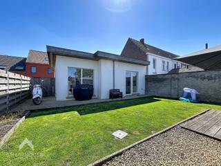<p>Energiezuinige woning op een centrale locatie bestaande uit een inkomhal met gastentoilet, lichtrijke leefruimte met eet-en zithoek, uitgeruste open keuken met aanpalende berging, was/bergplaats, 2 ruime slaapkamers, ingerichte badkamer (ligbad met douchemogelijkheid en lavabomeubel) en een onderhoudsvriendelijke (omheinde) tuin met aangelegde zonneterrassen en tuinberging.</p>
<p>Extra troeven:</p>
<ul>
<li>Energiezuinig</li>
<li>Voorzien van 9 zonnepanelen</li>
<li>Conforme keuring elektriciteit</li>
<li>Vernieuwd dak in 2020</li>
<li>Parkeergelegenheid voor de woning</li>
<li>Vlotte verbinding naar scholen, winkels, openbaar vervoer en belangrijke in-en uitvalswegen</li>
<li>Instapklaar</li>
</ul>
<p> </p>
<p>Deze woning is te koop ZONDER makelaar via het concept van Smart Houses! Wenst u verdere inlichtingen of bezoek? Contacteer rechtstreeks de eigenaar via 0473/64.94.51</p>