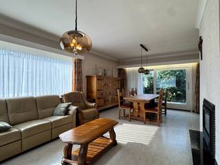 Deze woning met veel potentieel is gelegen in de Sint-Hubertstraat in Deinze, op een centrale locatie met vlotte verbindingen naar winkels, scholen en het stadscentrum. De woning staat op een perceel van 926 m² en biedt dankzij de indeling en ligging tal van mogelijkheden.<br /><br />Via de zijdelingse inkom kom je in een ruime centrale hal die toegang geeft tot alle vertrekken. Vooraan ligt de lichtrijke leefruimte met een gezellige gaskachel, aansluitend vind je de keuken die in directe verbinding staat met de rest van de woning. Verder zijn er twee bergingen: een kleinere en een grotere met aansluiting voor de wasmachine en toegang tot de tuin via de achterdeur.<br /><br />De woning beschikt over drie ruime slaapkamers, een badkamer met bad en lavabo en een apart toilet. Daarnaast is er een grote bergzolder die extra opbergruimte biedt.<br /><br />Buiten kan je genieten van twee terrassen, één aan de zijkant en één achteraan, en is er voldoende plaats om meerdere wagens te parkeren. De aparte garage met geautomatiseerde poort en extra opbergruimte maakt het geheel compleet. De woning is aangesloten op stadswater en regenwater, beschikt over aardgas en heeft accumulatieverwarming.<br /><br />Met de sterke structuur, het grote perceel en de centrale ligging is deze woning een opportuniteit. Neem vandaag nog contact met ons op en plan jouw bezoek.
