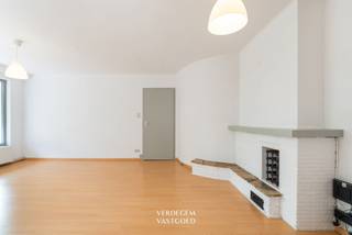 <p><span>Wonen in het groen<br /></span><span>Hier kijk je zo de boomkruinen in: je woont hier midden een uniek park, bijna 1,7 hectare wandelgroen met oude eiken en kastanjes.<br />Winkelen doe je te voet, R4 is vlakbij en openbaar vervoer brengt je makkelijk naar het centrum van Gent.<br /><br /></span><span>Lichtrijk parkappartement met ruim terras<br /></span><span>Je komt binnen in de inkomhal die je meteen naar de ruime leefruimte leidt: een gezellige living met sierschouw en veel lichtinval dankzij de grote raampartij.<br />Alles netjes en fris geschilderd.<br />De keuken is afzonderlijk en volledig uitgerust met kookplaat, oven, dampkap, vaatwasmachine, microgolf en kastenwand.<br />Ook hier een deur naar het terras, leuk voor een koffie in de ochtendzon.<br />Verder zijn er 2 volwaardige slaapkamers, elk met grote raampartijen en zicht op het groen, een badkamer met inloopdouche en lavabomeubel met spiegelkast, en een apart toilet, beide met afzuiging.<br />Het terras loopt over de volledige breedte van het appartement met idyllisch zicht op de bomen.<br />Hier is het heerlijk genieten van mooie dagen.<br />In de kelder hoort een private berging bij het appartement.<br /><br /></span><span>Extra<br /></span><span>/ volledig opgefrist<br />/ nieuwe ovenplaat en grill<br />/ toekomstige upgrade: gevel en terrassen worden vernieuwd met strak zwarte balustrades<br /><br /></span><span>Troeven<br /></span><span>/ uniek groen<br />/ centrale en rustige ligging<br />/ EPC B<br />/ elektriciteit conform<br /><br /><br /></span></p>