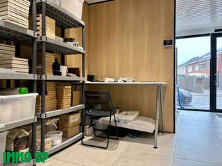 Commercieel gelijkvloers gelegen vlakbij het station en het centrum van Geel.Het handelspand is opgedeeld in 2 ruimtes. De voorste commerciële ruimte...