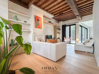 Volledig gerenoveerde stadswoning met zonnige binnenkoer in hartje Brugge!<br /><br />In het sfeervolle Sint-Gilliskwartier, een rustige en charmante wijk in het hart van Brugge, wacht achter een authentieke gevel een verrassend ruime en volledig gerenoveerde woning op haar nieuwe eigenaar. Deze karaktervolle woning onderging in 2019 een totaalrenovatie met oog voor detail, comfort en duurzame, kwalitatieve materialen.<br /><br />Bij het betreden van de woning kom je terecht in een uitnodigende inkomhal met praktische bergruimte en een gastentoilet. De lichtrijke leefruimte straalt warmte en gezelligheid uit, met een voorziening voor een gashaard die het geheel nog sfeervoller kan maken. Aansluitend bevindt zich de open leefkeuken die volledig werd uitgerust met hoogwaardige toestellen: een inductiekookplaat, oven, microgolf, vaatwasmachine, frigo, diepvries én een luxe Aqualex-kraan (koud water - spuitwater - kamertemperatuur) <br /><br />Achter de keuken ligt een handige berging met aansluitingen voor een wasmachine en extra technische voorzieningen.<br /><br />Op de eerste verdieping bevindt zich een ruime slaapkamer met inbouwkasten, evenals een stijlvolle badkamer die werd afgewerkt in Mortex en voorzien is van een inloopdouche, toilet en lavabo. De tweede verdieping biedt een tweede ruime slaapkamer aan, ook hier met ingemaakte kasten.<br /><br />Als kers op de taart beschikt deze woning over een zonnige en ruime binnenkoer: een buitenruimte waar het heerlijk vertoeven is in alle rust, midden in de stad. Een extra troef is de zeer beperkte inkijk, waardoor privacy gewaardborgd blijft. <br /><br />Deze instapklare woning combineert modern wooncomfort met authentieke charme en is de perfecte keuze voor wie wil genieten van rustige luxe in een bruisende stadsomgeving — of voor wie op zoek is naar een waardevaste investering in het hart van Brugge.<br /><br />Voor meer informatie of een vrijblijvend bezoek, contacteer Jana via jana@immax.be of via 0498 10 98 98