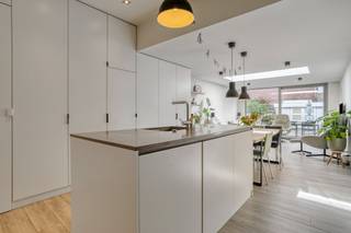 <br />Statig, ruim en instapklaar wonen vlak bij Gent-Sint-Pieters<br />Een woning met karakter, verrassend veel ruimte en een ligging die moeilijk te overtreffen is: welkom in de Knokkestraat 51. Deze statige, uitstekend onderhouden rijwoning ligt pal bij station Gent-Sint-Pieters. Trein, tram en bus, winkels en dagelijkse voorzieningen vind je vlakbij. (Mobiscore 9,5!)<br /><br />Via de inkomhal bereik je een praktische berging en wasplaats en een eerste volwaardige badkamer met inloopdouche en toilet. Verderop vormen de volledig uitgeruste open keuken, eetplaats en woonkamer het hart van de woning. Een groot schuifraam brengt licht binnen en geeft uit op het gezellige, ruime stadsterras.<br /><br />De eerste verdieping biedt een ruime slaapkamer, een tweede badkamer met designligbad en toilet én een zonnig dakterras. Op de tweede verdieping liggen nog twee slaapkamers. Een ervan is ingericht over twee niveaus, met een apart slaapgedeelte bovenaan: een originele indeling met tal van mogelijkheden.<br /><br />Kwalitatieve ingemaakte kasten doorheen de hele woning zorgen voor uitzonderlijk veel opbergruimte. Met haar verzorgde staat, royale ruimtes en twee buitenplekken is dit een instapklare stadswoning om meteen van te genieten.