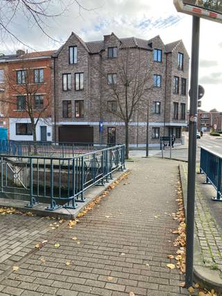 éénslaapkamerappartement op de 1ste verdieping en bijhorende garage in Residentie Begijnenbrug.<br /><br />Bewoonbare oppervlakte 55 m2 . EPC-label C.<br /><br />Appartement omvat : inkomhal, lichtrijke living en eetruimte met aansluitend de keukenhoek, één slaapkamer, badkamer en berging, op het gelijkvloers bevindt zich de garage .<br /><br />Centrale verwarming op gas.<br /><br />Topligging in het centrum van Tienen , E40 ,winkels op 300 m en Station in de nabijheid .<br />