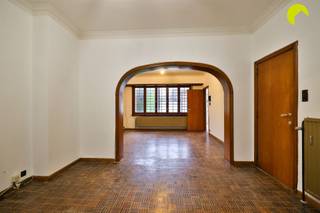 In a central location in Mortsel, close to major roads, schools, shops, and public transportation, we find this spacious home in need of...