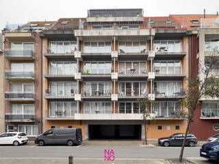 Dit recent gerenoveerde duplex appartement bevindt zich in het centrum van Knokke en beschikt over twee ruime terrassen, aan de voor- en achterkant van het appartement.<br /><br />Indeling: inkomhal, ruime, lichtrijke leefruimte met zit- en eethoek, volledig geïnstalleerde keuken met een prachtig keukeneiland en marmeren werkblad. Op de bovenverdieping bevinden zich de drie slaapkamers. De eerste ruime slaapkamer heeft een en-suite badkamer, de tweede ruime slaapkamer en de slaapkamer met stapelbedden delen een tweede badkamer en een apart toilet.<br /><br />Heeft u interesse? Contacteer Rian via 0471/22 68 18 of rian@immonano.be.<br />