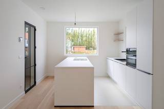 Deze ruime BEN woning is gebouwd met oog voor detail, waarbij telkens een stap verder is gezet dan “de standaard”.Dankzij een E-peil van 9,...