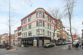 <p>Te koop: licht en ruim appartement, gelegen in een levendige buurt met winkels, horeca en openbaar vervoer op wandelafstand.<br /><br />Dit appartement op de derde verdieping van een kleinschalig gebouw combineert het comfort van de stad met een warme, huiselijke sfeer. Dankzij de hoekligging geniet u in elke kamer van overvloedig daglicht. Twee volwaardige slaapkamers bieden flexibiliteit voor een gezin, een thuiskantoor of gastenverblijf. De ligging nabij scholen, parken en invalswegen maakt dit een ideale uitvalsbasis voor wie centraal wil wonen.<br /><br />Belangrijkste ruimtes:<br />• Woonkamer met grote ramen voor veel lichtinval<br />• Vernieuwde keuken uitgerust met dubbele spoelbak, dampkap, koelkast, diepvries, oven en gaskookplaat<br />• Slaapkamer (16m²) met ruimte voor een tweepersoonsbed en kledingkast<br />• Slaapkamer (13m²) ideaal als kinderkamer of bureau<br />• Badkamer met ligbad en enkele spoelbak<br />• Wasplaats met aansluitingen voor wasmachine en droogkast<br />• Inkomhal <br />• Apart toilet <br /><br />Troeven:<br />• Gelegen in een levendige buurt met winkels, horeca en openbaar vervoer op wandelafstand<br />• Twee volwaardige slaapkamers <br />• Hoekligging met veel natuurlijk daglicht<br /><br />Neem vandaag nog contact op met uw makelaar voor een bezoek. JOUW DROOMAPPARTEMENT. ZO GEVONDEN!</p>