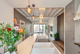In het centrum van Hamme vind je deze prachtige afgewerkte woning met stadstuin terug. Meteen wanneer je binnenkomt voel je de huiselijkheid en...