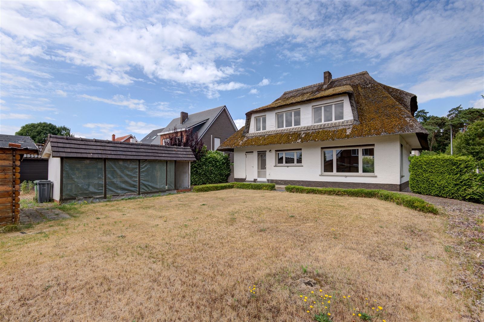 Te renoveren ruime gezinswoning met 4 slaapkamers - foto 2