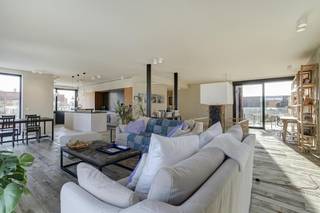 Dit exclusief appartement werd afgewerkt met hoogwaardige materialen en straalt klasse en kwaliteit uit. Gelegen in Residentie @ Fluvium Legia bent u verzekerd van een rustige woonbeleving, aan het water en omgeven door groen. Door de aanwezigheid van zonneboilers, doorgedreven isolatie, ventilatie met warmterecuperatie en vloerverwarming, wordt energiezuinigheid gegarandeerd. Binnen vinden we een leefruimte met open keuken die voorzien is van zeer hoogwaardige materialen en toestellen. De leefruimte is een absolute troef: een ruime doorzonliving met grote raampartijen en overvloedig daglicht. Het dakterras is te bereiken via een schuifraam. Verder beschikt het appartement nog over twee slaapkamers, twee badkamers, een technische berging en extra buitenruimte.Troeven: - Ultieme rust pal in het centrum van Gent- Hoogwaardige afwerking en toestellen- laag E-peil- kleinschalig nieuwbouwprojectBij het appartement hoort een gemeenschappelijke fietsenstalling en een autostaanplaats (bij te huren aan 100,00 EUR/maand).De gemeenschappelijke kosten, onder de vorm van een provisie, bedragen 250,00 EUR/maand en dienen voor het onderhoud van de gemeenschappelijke delen alsook een voorschot op het privatief verbruik van verwarming. Een zeldzame kans voor wie op zoek is naar kwalitatief wonen op een absolute toplocatie!