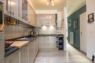 <p><strong>Instapklare woning met 3 slaapkamers en zonnige tuin met achteruitweg</strong><br /><br />Deze verzorgde en instapklare woning combineert comfort met een aangename lichtinval en een praktische indeling. Dankzij de recente vernieuwingen en conforme installaties geniet deze eigendom van een vlotte en zorgeloze start.</p>
<p><strong>De gelijkvloerse verdieping:<br /><br /></strong>- Inkomhal met gastentoilet <br />- Lichte en open leefruimte met aangename leef- en eetzone <br />- Open keuken voorzien van alle hedendaagse comfort <br />- Moderne, gerenoveerde badkamer met lavabo, douche en ligbad <strong><br /></strong></p>
<p><strong>De eerste verdieping:<br /></strong>- Drie volwaardige slaapkamers<br />- Apart toilet <br />- Handige bergzolder</p>
<p><strong>De tuin:<br /></strong>- Zonnige en groene tuin<br />- Handige achteruitweg<br />- Perceel bereikbaar langs achter via een poortje</p>
<p><strong>Algemeen:<br /></strong>- Nieuwe ramen<br />- EPC-score B<br />- Asbestveilig<br />- Elektriciteit conform<br />- Instapklare woning zonder zorgen<br /><br />Een aantrekkelijke en praktische woning met alles in huis voor comfortabel wonen, zowel binnen als buiten. Ideaal voor wie op zoek is naar een verzorgde thuis op een aantrekkelijke locatie. Graag een bezoek? Contacteer ons: waasland@deboerenpartners.be of 03.377.55.00</p>