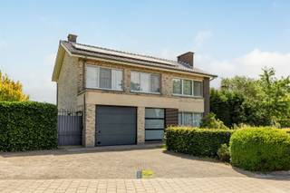 <p><span>Vlakbij park Vordenstein en op korte afstand van Schoten centrum bieden wij u deze uitstekend onderhouden vrijstaande woning op een perceel van 1011m².</span></p><p><span>De woning beschikt over een aanzienlijke bewoonbare oppervlakte van ca. 200m² en is voorzien van 4 ruime slaapkamers als ook biedt een onafgewerkte zolder de mogelijkheid tot het afwerken tot extra kamers.</span></p><p><span>De grote, licthrijke leefruimte loopt naadloos over in een ruime, volledig ingerichte leefkeuken met doorgang naar het terras met zonneluifel. Achteraan in de verzorgde, aangelegde tuin bevindt zich nog een extra garagebox.</span></p><p><span>Verder is de woning voldoende geïsoleerd als ook voorzien van nieuwe ramen met HR glas en zorgen zonnepanelen mede voor energiezuinige woning.</span></p><p><span>Interesse? Boek dan snel uw afspraak en kom zeker niet TE LAET!</span></p><p><span> </span></p><p><span> </span></p>