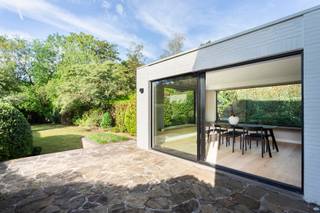 Welkom in deze stijlvolle en energiezuinige villa aan de Charleslei in Vriesdonk, een van de meest gegeerde woonwijken van Brasschaat. Deze...