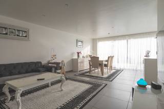 Roeselare-centrum: Recent ruim gelijkvloers appartement met 2 slaapkamers, tuin / patio en mogelijkheid aankoop van een garagebox. Op wandelafstand...