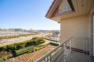 <p><span>LUXE APPARTEMENT IN BLANKENBERGE MET UITZONDERLIJK UITZICHT OP HAVEN.</span></p><p><span> </span></p><p><span>Dit ruime en elegant appartement van 122 m² in het fascinerende kuststadje Blankenberge biedt u een unieke combinatie van comfort, stijl en locatie. Het pand beschikt over drie ruime slaapkamers, ideaal voor gezinnen .</span></p><p><span> </span></p><p><span>HET INTERIEUR</span></p><p><span> </span></p><p><span>Het appartement presenteert zich met verfijnde afwerkingen en een zeer gezellige sfeer. De open woonkamer is voorzien van hoogwaardige houten vloerparket en is voorzien van grote ramen die veel natuurlijk licht naar binnen brengen. De eetruimte is smaakvol ingericht en biedt plaats aan een comfortabele zithoek. De keuken met witte kasten en donkergroene werkbladen is volledig uitgerust met inbouwapparatuur en biedt voldoende bergruimte voor het dagelijkse gebruik.</span></p><p><span> </span></p><p><span>De drie slaapkamers zijn allemaal licht en ruim, elk voorzien van slaapkamerramen. De slaapkamers kunnen zowel als master bedroom als gastslaapkamer worden ingericht. Een praktische badkamer completeert de indeling.</span></p><p><span> </span></p><p><span>HET UITZICHT EN DE BUITENRUIMTE</span></p><p><span> </span></p><p><span>Dé hoogtepunt van dit appartement is het spectaculaire uitzicht vanaf het balkon. Vanuit het appartement geniet u van wijdse panoramavista's met uitzicht op het landschap, de haven en de zee. De buitenterrassen met moderne railing bieden de perfecte plek om te genieten van zonnige dagen en het maritieme bries.</span></p><p><span> </span></p><p><span>PRAKTISCHE VOORZIENINGEN</span></p><p><span> </span></p><p><span>Het appartement beschikt over een eigen garage Prijs €79000.00, wat bijzonder waardevol is in deze gezochte woonwijk. Dit maakt parkeren geen probleem meer.</span></p><p><span> </span></p><p><span>LOCATIE</span></p><p><span> </span></p><p><span>Gelegen in een charmante historische villa aan de zeekust, profiteert dit appartement van de uitstekende ligging in Blankenberge. U woont in een gerenommeerde wijk met toegang tot stranden, restaurants, winkels en alle voorzieningen van een levend badplaatsen.</span></p><p><span> </span></p><p><span>Dit appartement is een ideale keuze voor wie op zoek is naar kwaliteit, uitzicht en een aangenaam woonklimaat aan zee.</span></p><p><span>Meer info Bel 050/41.55.50</span></p><p><span>info@immoporthouse.com</span></p>