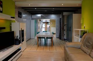 Rijwoning met 3 slaapkamers, polyvalent bijgebouw en tuin te Hove<br /><br /><br />Deze éénsgezinswoning, gebouwd in 1940, is gelegen in een rustige wijk in Hove. De woning beschikt over een bewoonbare oppervlakte van 135 m² en staat op een perceel van 273 m².<br />Op het gelijkvloers bevinden zich een inkomhal, een leefruimte, een keuken, een badkamer met toilet en een kelder.<br /><br />De eerste verdieping omvat twee slaapkamers van respectievelijk 13 m² en 17 m². De ingerichte zolderverdieping doet dienst als derde slaapkamer en heeft een oppervlakte van 17 m².<br /><br />De oost gerichte tuin vormt een aangename buitenruimte. Achteraan bevindt zich een polyvalent bijgebouw van <br />27 m², uitgerust met centrale verwarming, airconditioning, internetaansluiting en een afzonderlijk toilet. Deze ruimte is onder meer geschikt als bureau-, praktijk- of hobbyruimte.<br />Daarnaast is er een tuinhuis van 6 m² aanwezig.<br />De tuin is ook rechtstreeks bereikbaar via een gedeelde doorgang naast de woning. Deze doorgang mag worden gebruikt door de eigenaars van beide aanpalende woningen.<br />Voor de woning is voldoende ruimte voorzien om fietsen te stallen.<br /><br />Voor meer informatie of voor het inplannen van een bezoek kunt u vrijblijvend contact opnemen via:<br />0495 13 18 32<br />nele.meeus@hotmail.com<br />Geen immo aub<br /><br />indeling en kenmerken:<br />- bewoonbare oppervlakte 135m²<br />- perceeloppervlakte 273m²<br />- bouwjaar 1940<br />- 3 slaapkamers<br />- kelder<br />- oost gerichte tuin<br />- tuinhuis<br />- gedeelde doorgang naar de tuin<br />- badkamer op gelijkvloers (2012)<br />- centrale verwarming (2012)<br />- airconditioning (gelijkvloers, 1e verdiep, zolder en bijgebouw)<br />- mogelijkheid om fietsen voor de woning te stallen<br />- EPC label D<br />- elektriciteitsattest conform<br /><br /><br />