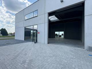 - Nieuwe KMO-units te Ichtegem -<br /><br />In de Industriestraat te Ichtegem transformeert Global Estate Group de voormalige Dupon Biscuits-site – bekend van koekjes voor ijsjes – tot een modern en duurzaam bedrijventerrein.<br /><br />In dit nieuwe KMO-park, *Houtland West*, bieden wij een casco loods van 225 m² te koop aan. De unit beschikt over 3 inbegrepen privéparkeerplaatsen en maakt deel uit van een recent opgeleverd bedrijvenpark met een hedendaagse uitstraling.<br /><br />*Houtland West* is strategisch gelegen in het hart van Ichtegem, vlot bereikbaar via de N33 en op korte afstand van Torhout, Gistel en de E40. Het bedrijventerrein is ideaal voor kleine en middelgrote ondernemingen die op zoek zijn naar een functionele, duurzame en goed bereikbare uitvalsbasis in West-Vlaanderen.<br /><br />Interesse? Neem contact met ons op voor meer info of een bezoek ter plaatse.