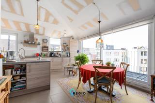 <p>Op een absolute<strong> toplocatie in het centrum van Gent</strong> vindt u dit prachtige, <strong>recente dakappartement op de derde verdieping</strong> van een stijlvolle en kleinschalige residentie. Hier geniet u van het beste van twee werelden: een bruisende stadsomgeving op wandelafstand van de Leie, winkels, openbaar vervoer en ontspanning, gecombineerd met een verrassende rust en privacy.<br />De absolute eyecatcher van dit appartement is het<strong> indrukwekkende terras</strong> dat zich uitstrekt over maar liefst drie gevelzijden. Een unieke buitenruimte waar u op elk moment van de dag kan genieten van zon, uitzicht en rust. Dankzij de rechtstreekse toegang vanuit de leefruimte, keuken én slaapkamers wordt binnen- en buitenleven hier perfect gecombineerd. De grote raampartijen zorgen bovendien voor een overvloed aan natuurlijk licht en versterken het gevoel van ruimte en openheid.<br />De<u> stijlvolle leefruimte vormt één harmonieus geheel met de moderne open keuken</u> en biedt een aangename plek om te ontspannen of gasten te ontvangen. Aansluitend bevindt zich een praktische, afgesloten berging die zorgt voor extra comfort en opbergruimte.<br />De ruime nachthal geeft toegang tot <u>drie slaapkamers</u>, een afzonderlijk <u>gastentoilet</u> en een <u>verzorgde badkamer</u> met ligbad, lavabomeubel en aansluitingen voor wasmachine en droogkast.<br />Daarnaast beschikt het appartement over een private afgesloten kelderberging en een gemeenschappelijke fietsenberging. Wie graag comfortabel parkeert, heeft de mogelijkheid om een private autostaanplaats aan te kopen in het afgesloten parkeercomplex voor <strong>€ 30.000</strong>.<br /><br /><strong>De troeven op een rij:</strong></p>
<ul>
<li><span>Unieke ligging in het centrum van Gent met behoud van rust en privacy</span></li>
<li><span>Recent gebouw (bouwjaar 2016)</span></li>
<li><span>Uitzonderlijk groot terras rondom het appartement</span></li>
<li><span>Terras toegankelijk vanuit leefruimte, keuken en slaapkamers</span></li>
<li><span>3 ruime slaapkamers</span></li>
<li><span>Lichtrijke leefruimte met open keuken</span></li>
<li><span>Praktische afgesloten berging in het appartement</span></li>
<li><span>Private kelderberging</span></li>
<li><span>Gemeenschappelijke fietsenberging</span></li>
<li><span>Mogelijkheid tot aankoop van een private autostaanplaats</span></li>
<li><span>Speelpleintje naast de residentie, zichtbaar vanaf het terras</span></li>
</ul>
<p>Een zeldzame kans voor wie op zoek is naar een modern, lichtrijk en comfortabel appartement met buitenruimte op een toplocatie in Gent.<br />U hoeft enkel nog een laagje verf te voorzien, uw koffers uit te pakken ,en te genieten van uw nieuwe thuis!<br /><strong>Interesse of een bezoek plannen?</strong><br />Neem contact op via <strong>Lindsay@regiovastgoed.be</strong> of bel <strong>0476 83 47 74</strong>.</p>