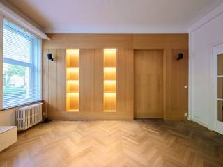 Face à l’élégance intemporelle de l’Abbaye de la Cambre, au rez d’un immeuble de caractère, s’ouvre un élégant appartement rénové avec goût, accompagné d'un studio indépendant de ± 48 m² d'une superficie brute selon PEB de 186 m². <br /><br />L'appartement s'ouvre sur un spacieux hall d'entrée, avec vestiaire et toilettes invités, un living avec feu au gaz et un espace bureau ou salon TV séparé. La cuisine, entièrement équipée, se prolonge en une salle à manger, s’ouvrant sur un patio. Côté nuit, la suite parentale avec dressing et salle de bain complète, une seconde chambre avec salle de douche et dressing. Une large terrasse et un jardin orientés Sud/Ouest à l'arrière du bâtiment complètent l'appartement. <br /><br />Autres: Possibilité de louer un studio indépendant, rangements sur mesure, cave, emplacement de parking inclus. PEB: F pour l'appartement et PEB: E pour le studio. Charges de 250 EUR de provision pour l'entretien des communs. <br /><br />Le quartier de l'abbaye de la Cambre est un magnifique quartier typiquement bruxellois, entourée de commerces. Il offre un accès facile aux transports en commun. Il se situe non loin du centre-ville et de l'Avenue Louise.<br /><br />Pour toutes informations complémentaires, veuillez contacter Mélody Bingoni au +32 (0) 2 640 08 01.