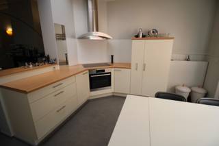 Uitzonderlijk grote woning met een bewoonbare oppervlakte van meer dan 280m² plus  een zuidgericht terras van 58m².<br />Dit  instapklare huis beschikt over 6 slaapkamers/bureau ruimtes, en is gelegen in het centrum van Heist, dichtbij alle winkels en op 100m van de Zeedijk.<br /><br />Geschikt voor verschillende doeleinden zoals vrij beroep (kantoor/praktijk ruimtes apart bereikbaar), B&amp;B, kangoeroewoning of als  zeer grote woonst...