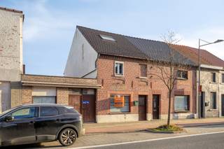Welkom in Wilsele ! Bent u op zoek naar een gezellige woning met potentieel op een vlot bereikbare locatie? Deze centraal gelegen rijwoning combineert recente renovaties met interessante uitbreidings- en verbeteringsmogelijkheden.<br /><br />We betreden de woning via een aparte inkomhal, wat de privacy ten goede komt. Het gelijkvloers is één aangename open ruimte, met toch voldoende plaats voor alle voorzieningen. Gaan we verder richting de eerste en tweede verdieping, komen we de twee slaapkamers en de volledig uitgeruste badkamer tegen. Allen zijn recent vernieuwd, wat zorgt voor een frisse en hedendaagse uitstraling. Buiten geniet u van een terras en tuin, ideaal om te ontspannen of gezellig buiten te vertoeven. Daarnaast is er een aparte garage, die indien gewenst ook kan worden geïntegreerd in het leefgedeelte, wat extra woonruimte oplevert.<br /><br />De woning is gelegen op de Aarschotsesteenweg, een centrale en vlot bereikbare locatie met een goede verbinding naar Leuven en omliggende gemeenten. Openbaar vervoer, winkels, scholen en andere voorzieningen bevinden zich in de nabije omgeving, wat zorgt voor een aangenaam en praktisch dagelijks comfort. Op energetisch vlak zijn er nog verbeteringen mogelijk. Denk hierbij aan het optimaliseren van de isolatie en het vernieuwen van het verwarmingssysteem, bijvoorbeeld door de overstap van stookolie naar aardgas of warmtepomp.<br /><br />Neem nu contact op voor meer informatie of een bezoek ter plaatse via ben@sophimo.be of op 0468 58 04 09 !