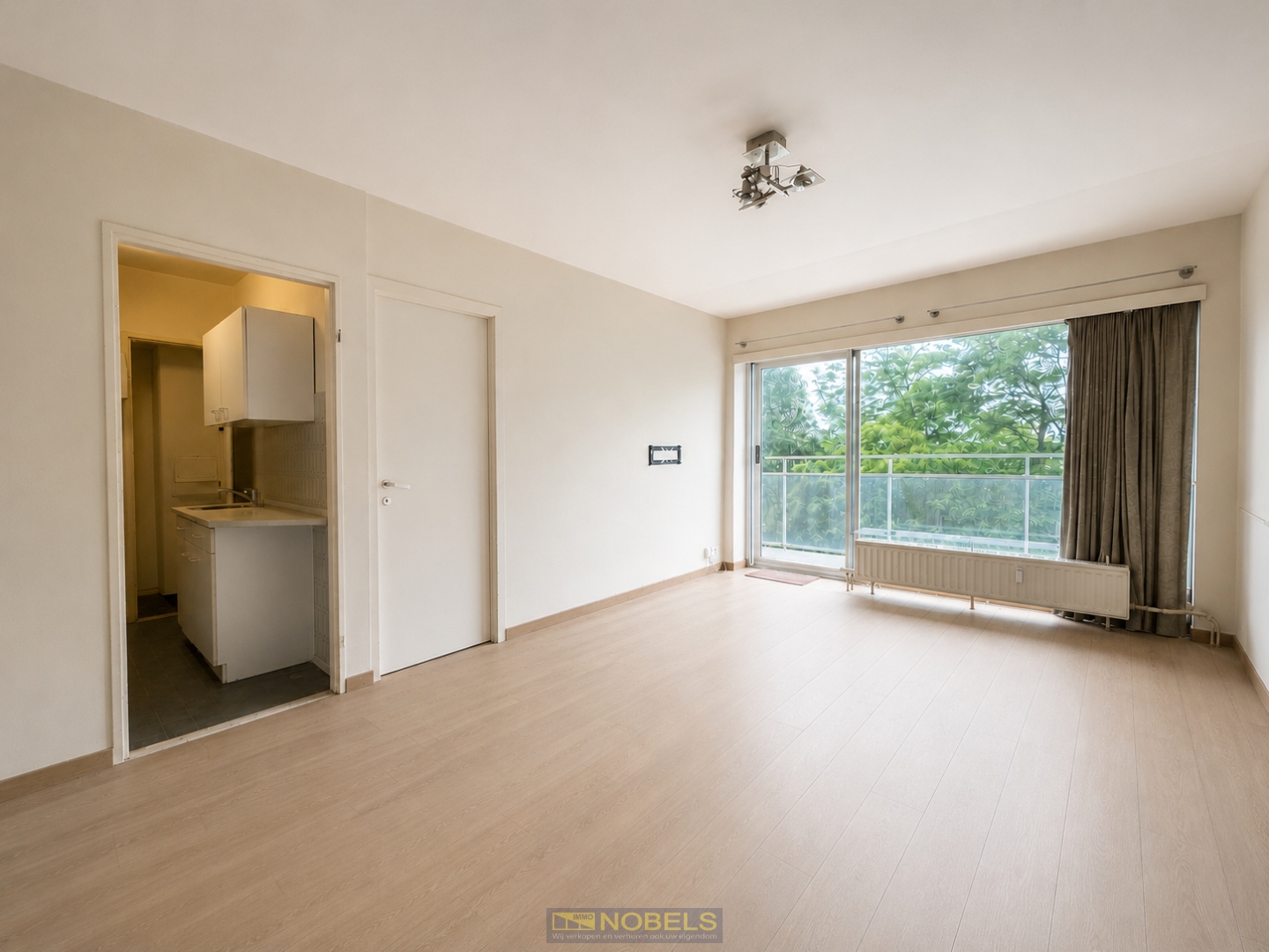 Te koop, Lichtrijk 1-slaapkamerappartement met terras, autostaanplaats in Berchem (Antwerpen). - foto 4