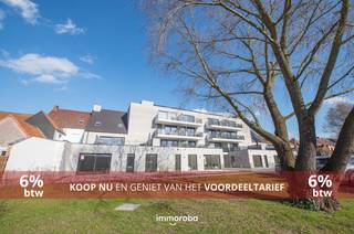 In het stijlvolle nieuwbouwproject Residentie Albert &amp; Jerome – ontwikkeld door Kub en ontworpen door wielfaertarchitecten – ontdek je dit energiezuinige gelijkvloers appartement van 109 m² met 2 slaapkamers en een royale buitenruimte van 83 m² (terras + tuintje).<br /><br />De grote raampartijen zorgen voor een overvloed aan daglicht in de leefruimte, die vlot aansluit op de open keuken. Via het schuifraam bereik je het zuidwestgerichte terras en de privatieve tuin – een echte meerwaarde voor wie houdt van buitenleven. Verwarming én koeling via geothermie garanderen een comfortabel binnenklimaat in elk seizoen, met een minimaal energieverbruik.<br /><br />Indeling: Inkomhal met vestiaire, lichtrijke leefruimte met open keuken, praktische berging/wasplaats, gastentoilet, 2 volwaardige slaapkamers, badkamer met inloopdouche en dubbele wastafel en een zuidwestgericht terras en tuin (83 m²)<br /><br />Troeven:<br />*Geothermische verwarming én koeling – energiezuinig en fluisterstil<br />*Hoogwaardige afwerking naar keuze<br />*Laatste garage beschikbaar of keuze uit verschillende autostaanplaatsen<br />*Fietsplaatsen inbegrepen in de aankoop<br />*Mogelijkheid tot aankoop van een extra (privatieve) berging<br /><br />Rustige, doch centrale ligging nabij winkels, scholen en openbaar vervoer<br /><br />Een unieke combinatie van duurzaam wonen, hedendaagse architectuur en maximaal comfort.<br /><br />📩 Vraag uw bezoek aan via tom@immoroba.be of telefonisch via 0497/85.80.52.