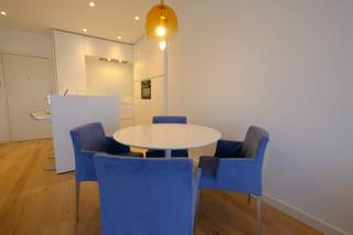 Deze gemeubelde studio van 60m² is gelegen op de kleine ring van Hasselt, vlak bij de Blauwe Boulevard. <br />Deze is volledig ingericht met een uitklapbaar bed, zodat er nog voldoende ruimte is als woongedeelte. Deze studio is volledig gerenoveerd en voorzien van een nieuwe badkamer en een nieuwe keuken. Er is voldoende ruimte voor opberging.<br />Er is eveneens een terras voorzien van waaruit je op de Hasseltse kanaalkom uitkijkt. De wagen kan op de autostandplaats veilig geparkeerd worden. Vaste kosten zijn €50.<br />Deze is onmiddellijk beschikbaar<br /><br />pluspunten van deze studio:<br />- ligging in centrum Hasselt aan Blauwe Boulevard<br />- volledig bemeubelt<br />- recent gerenoveerd<br />- autostaanplaats inbegrepen<br />- ...<br /><br />Wens je deze mooie studio te bezichtigen neem dan contact op voor een afspraak met Valère Vangeel via valere@vestio.com of bel 0472 32 34 24
