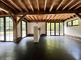 Deze gezellige woning is gelegen in een uitermate rustige en bosrijke omgeving gelegen in verblijfsrecreatie - permanent wonen toegelaten. Indeling: een woonkamer 29m² met draai- en kiepramen zodat u toegang heeft tot de tuin. Een open keuken 14m² voorzien van een gasfornuis, spoelbak, oven, ijskast, vaatwasmachine en diverse bergkasten. Aan de keuken heeft u een aangrenzende ruimte met aansluiting voor een wasmachine en een droogkast. Tevens is er een slaapkamer en een comfortabele badkamer met bad, douche en lavabo in meubel. Op de eerste verdieping heeft u een overloop en 2 slaapkamers 13m² en 9m². Het eigendom is volledig omringd door een zonovergoten grote fraai aangelegde tuin. Bijzonderheden: vloerverwarming op de gelijkvloerse verdieping en op de eerste verdieping zijn er radiatoren. Deze buurt is ideaal voor opgroeiende kinderen of om te ontspannen na een drukke werkdag.
