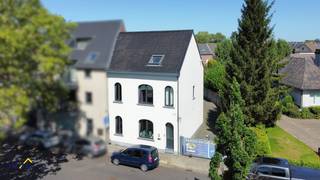 Ontdek deze ruime woning, volledig verbouwd in 2008, gelegen in een rustige buurt nabij centrum Aalst.Met twee verdiepingen, vier ruime slaapkamers,...