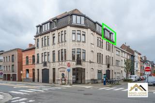 Op de rand van het stadscentrum van Gent vinden we deze prachtig gerenoveerde twee-slaapkamer-appartement terug. Via de gemeenschappelijke traphal bereik je uw appartement op de 3de verdieping, waar je terecht komt in een zeer lichtrijke leefruimte met open keuken. Deze is voorzien van hedendaags kookcomfort. De grote raampartijen zorgen voor een zeer aangename lichtinval. Je kijkt bovendien uit op een mooi stukje groen aan de overkant van de straat. Er zijn 2 ruime slaapkamers, en in de aanpalende badkamer beschik je over een douche en toilet. Voorzieningen zoals winkels en openbaar vervoer zijn vlakbij, en uiteraard is het bruisende stadsleven vlot bereikbaar. Inschrijven voor de bezoekdag van dinsdagavond 18/08/2026, via mail naar info@immo-home.be, geen telefonische inschrijvingen! Volg ons op Fb en Insta. Voor meer info: www.immo-home.be. GRATIS SCHATTING &amp; GRATIS FINANCIEEL ADVIES