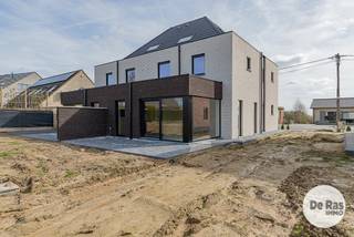 HELDERGEM - Deze prachtige en tijdloze nieuwbouwwoning kunt u vinden op de verbindingsweg tussen Haaltert en Heldergem. De woning werd gebouwd met oog voor detail en afgewerkt met kwalitatieve materialen, waardoor comfort en stijl hier naadloos samenkomen. Bovendien is deze woning bijzonder energiezuinig dankzij vloerverwarming, een warmtepomp, zonnepanelen, een ventilatiesysteem en hoogrendementsglas. <br /><br />Bij het betreden van de woning komt u terecht in een verzorgde inkomhal met gastentoilet. Vanuit de hal heeft u toegang tot de praktische berging/wasruimte en de ruime inpandige garage. Verder leidt de woning u naar de lichtrijke leefruimte, waar grote raampartijen zorgen voor een mooie verbinding met de tuin. De open, volledig uitgeruste keuken is de ideale plek om samen te genieten met familie en vrienden.<br /><br />De leefruimte geeft uit op een aangelegd terras en de tuin, waar u in alle rust kan ontspannen en genieten. Daarnaast is er voldoende parkeergelegenheid voorzien, wat het wooncomfort extra versterkt.<br /><br />Op de eerste verdieping bevinden zich, naast de nachthal en een apart toilet, een douchekamer en drie volwaardige slaapkamers. De master bedroom beschikt over een ensuite badkamer, uitgerust met alle moderne voorzieningen.<br /><br />Een extra troef is de volledig afgewerkte zolder, bereikbaar via een vaste trap. Deze veelzijdige ruimte kan perfect dienen als extra slaapkamer, bureau, hobbyruimte of speelkamer.<br /><br />Ook de ligging is een belangrijk pluspunt: centraal en vlot bereikbaar, met invalswegen, openbaar vervoer en scholen in de nabije omgeving. U geniet hier van een aangename woonomgeving zonder in te boeten aan bereikbaarheid.<br /><br />Kortom, bent u op zoek naar een ruime, energiezuinige woning met alle hedendaags comfort? Aarzel dan niet en plan vandaag nog uw bezoek.<br /><br />Aankoop onder gesplitst stelsel:<br />Grondwaarde: €140.000 (registratierechten 12%)<br />Constructiewaarde: €355.000 (21% BTW )<br />Totaal incl. btw, excl. kosten en excl. notariskosten: €586.350,00