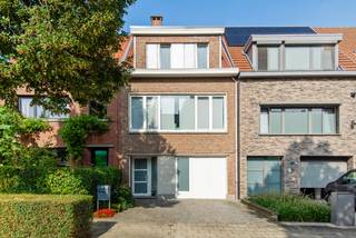 In de rustige en kindvriendelijke wijk ‘Steenakker’ te Mortsel treffen we deze ruime en uitstekend onderhouden bel-etagewoning met vier slaapkamers, een inpandige garage en een aangename tuin. De gunstige ligging combineert een groene woonomgeving met een vlotte bereikbaarheid, waarbij tram- en bushaltes richting Antwerpen zich op wandelafstand bevinden.<br /><br />Via de ruime inkomhal met ingebouwde schoenenkast betreden we de woning. Op deze gelijkvloerse verdieping bevinden zich een apart gastentoilet en een inpandige garage van maar liefst 36 m². Deze biedt naast parkeergelegenheid ook heel wat praktische opslagmogelijkheden of ruimte voor het uitoefenen van een hobby.<br /><br />Via de garage heeft u rechtstreeks toegang tot de mooi aangelegde en privatieve tuin waar het rustig vertoeven is.<br /><br />De eerste verdieping omvat een aparte, volledig ingerichte keuken met kwalitatieve Siemens-toestellen, een dubbele spoelbak en een kookvuur op gas.<br /><br />Aansluitend bevindt zich de bijzonder ruime en lichtrijke leefruimte met een uitstekend onderhouden eiken visgraatparket. Dankzij de grote raampartijen aan zowel de voor- als achterzijde geniet de leefruimte de hele dag door van een aangename natuurlijke lichtinval.<br /><br />Op de tweede verdieping verleent de nachthal toegang tot drie slaapkamers. Op deze verdieping bevindt zich tevens de volledig ingerichte badkamer, uitgerust met een ligbad met douchefunctie en een wastafel.<br /><br />Via een volwaardige vaste trap bereiken we de bovenste verdieping, waar zich een gezellige en volwaardige vierde slaapkamer bevindt.<br /><br />Leuk om te weten: het dak aan de voorzijde werd in 2025 volledig vernieuwd en voorzien van maar liefst 15 cm isolatie. Het overige dakgedeelte werd reeds in 2011 vernieuwd. Daarnaast beschikt de woning over dubbele beglazing en een energiezuinige gascondensatieketel uit 2016.<br /><br /><strong>Troeven:</strong>
<ul>
<li><span>Rustige en kindvriendelijke topligging</span></li>
<li><span>Vlotte verbinding met Antwerpen</span></li>
<li><span>Vier slaapkamers</span></li>
<li>Mooi aangelegde en privatieve tuin</li>
<li>Uitstekend onderhouden</li>
<li><span>Dak gedeeltelijk vernieuwd en geïsoleerd in 2025</span></li>
<li><span>Mobiscore 9,1 / 10</span></li>
</ul>
Heeft u interesse in deze ruime gezinswoning? Contacteer ons vandaag nog voor een bezoek op 03 337 50 70 of ontdek meer via www.vbvastgoed.be.
