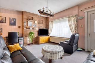 Deze charmante, te renoveren woning met 2 ruime slaapkamers is ideaal voor gezinnen die comfort en een centrale ligging wensen. Alle voorzieningen zoals winkels, scholen, openbaar vervoer en horeca liggen op wandelafstand, terwijl de woning toch profiteert van vlotte verbindingen naar omliggende gemeenten.<br /><br />Indeling:<br />Bij binnenkomst via de voordeur betreedt u een ruime, lichtrijke woonkamer, het hart van de woning. Aansluitend bevindt zich de keuken, die toegang biedt tot de veranda en de wasplaats/badkamer met apart toilet. Op de eerste verdieping vinden we twee ruime slaapkamers. De zolder, bereikbaar via een vaste trap, biedt veel potentieel, en de kelder zorgt voor extra bergruimte.<br /><br />Buiten:<br />De woning ligt op een ruim perceel van 600 m² en beschikt over een leuke tuin, ideaal om van het buitenleven te genieten. Daarnaast zijn er twee ruime garages en een praktische buitenberging aanwezig.<br /><br />Extra troeven:<br />- Centrale ligging nabij het centrum<br />- Zeer ruime slaapkamers<br />- Veel potentieel<br />- Aangenaam veel opslagruimte<br /><br />Renovatieverplichting residentiële gebouwen van toepassing. Meer info: https://energiesparen.be/renovatieverplichting.<br /><br />Voor meer info of een bezoek contacteer ons via info@vastengoed.be of via 014/72 73 74.<br /><br />Wenst u een gratis schatting van uw eigendom? Contacteer ons via 014/72 73 74.