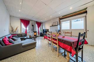 We Invest Hesbaye vous propose cette maison 4 façades pleine de potentiel située à Latinne.CompositionRez-de-chaussée : hall d’entrée, sur la droite...