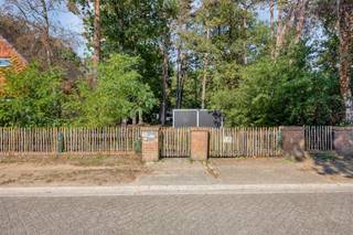 <p>Op een rustige en groene locatie in Brecht bevindt zich deze ruime bouwgrond van 1.024 m². Het perceel is gelegen in een aangename omgeving en biedt dankzij zijn omvang en ligging een mooie basis voor het realiseren van een ruime gezinswoning. De bouwgrond heeft een breedte van circa 16 meter en een diepte van circa 70 meter.</p><p>Een bijkomende troef is de bestaande vakantiewoning op het perceel. Deze biedt een praktische mogelijkheid om tijdens de bouwperiode tijdelijk op het perceel te verblijven. Na de realisatie van de nieuwbouwwoning kan het perceel verder naar eigen wensen worden ingericht.</p><p>Extra: <br />- Perceelscore A, Gebouwenscore A<br />- Niet gelegen in mogelijks of overstromingsgevoelig gebied, niet gelegen in afgebakend overstromingsgebied of afgebakende oeverzone, niet gelegen in risicozone overstromingen<br />- Woongebied, stedenbouwkundige informatie en maatregelenregister in aanvraag</p><p>Nabij school, winkels, openbaar vervoer, etc. Voor meer info ga naar www.coenenvastgoed.be of bel 03/375.82.92</p><p><br /> </p>
