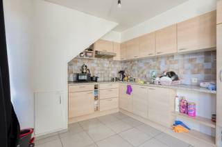Deze op te frissen opbrengsteigendom, bestaande uit drie appartementen en een garage, is gunstig gelegen aan de Diestersteenweg in Leopoldsburg, op wandelafstand van winkels, openbaar vervoer, eetgelegenheden en scholen. Dankzij de vlotte verbindingen zijn ook de omliggende gemeenten snel bereikbaar.<br /><br />Gelijkvloers appartement (bus 1):<br />136 m² | 3 slaapkamers | EPC-label B<br />Momenteel niet verhuurd<br /><br />Appartement op de eerste verdieping (bus 2):<br />90 m² | 2 slaapkamers | EPC-label B<br />Verhuurd aan €650/maand<br /><br />Appartement op de tweede verdieping (bus 3):<br />90 m² | 2 slaapkamers | EPC-label B<br />Verhuurd aan €550/maand<br /><br />Garage:<br />Verhuurd aan €100/maand<br /><br />Extra troeven:<br />- Asbestveilig<br />- Bergingen voor bus 2 en bus 3 voorzien<br />- Alle appartementen beschikken over EPC-label B<br /><br />Voor meer informatie of een bezoek, neem contact met ons op via info@vastengoed.be of bel naar 014/72 73 74.<br /><br />Wenst u een gratis schatting van uw eigendom? Neem contact met ons op via 014/72 73 74.
