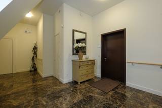 In Residentie Jacobsmarkt: op de 4de verdieping ligt serviceflat 58 van ca. 143 m² omvat oa. 2 slaapkamers, 2 badkamers, open keuken en een ruim terras van 143 m².<br /><br />Dit service-appartement is gelegen op de 4de verdieping van zorgresidentie Jacobsmarkt in hartje Turnhout en op wandelafstand van de Grote Markt, het betreft hier een door de Vlaamse Overheid erkende serviceflat. <br /><br />Dit appartement is luxueus afgewerkt met de nodige ingemaakte kasten in zowel de inkomhal en de slaapkamer. De open keuken is voorzien van Miele toestellen waaronder oven, microgolfoven, wijnkoeling, vaatwasmachine en inductiekookplaat. Het composiet werkblad geeft een luxueuze uitstraling aan deze keuken.<br />Achter de keuken bevindt zich de berging/wasplaats.<br /><br />De woonkamer beschikt over een strakke ingemaakte kast met inbouw gashaard. Het ruimte gevoel wordt extra versterkt door de hoge plafonds.<br /><br />Het zeer ruime zonneterras kan u betreden via de woonkamer alsook via de 2de slaapkamer.<br />De 2de slaapkamer beschikt over een annex douchekamer met inloopdouche, wastafel en toilet.<br />Deze kamer kan eveneens dienst doen als kantoor omdat ze mooi aansluit op de woonkamer.<br /><br />De grote slaapkamer bevindt zich aan de inkomhal en beschikt over de nodige ingemaakte kasten/dressing.<br />De comfortabele badkamer beschikt over een inloopdouche, bad met instapluik, toilet en dubbele wastafel.<br />Het instapbad is een extra troef voor dit appartement gezien dit een ideale oplossing biedt om gemakkelijk en veilig in en uit het bad te stappen.<br /><br />Het gebouw is volledig uitgerust met ontvangstbalie, bibliotheek, fitness, sauna/hammam, restaurant enz., biedt dit project het meest volledige en smaakvol alternatief voor wie meent dat het tijd wordt om echt rustig te gaan genieten.<br /><br />Bewoners genieten de vrijheid voor keuze van diensten. Een overzicht van de inbegrepen en facultatieve diensten kan u op eenvoudig verzoek bekomen via ons kantoor. <br /><br />Bij dit appartement is een autostaanplaats in de ondergrondse parking inbegrepen en een berging.<br /><br />Bijzonderheden:<br /><br />-afgewerkt met hoogwaardige materialen<br />-parket<br />-rustig gelegen achteraan het gebouw<br /><br />EPC 176 kWh/m²