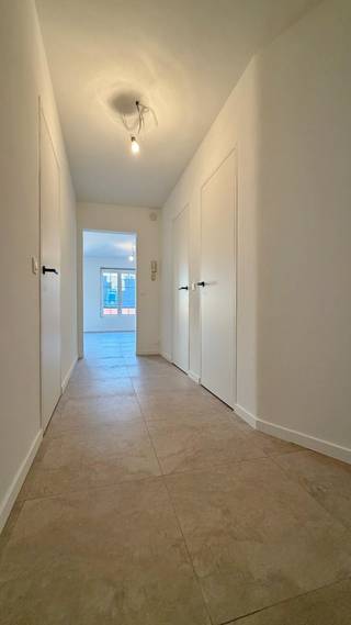 Dit volledig vernieuwde appartement combineert hedendaags wooncomfort met een uitstekende ligging in het centrum van Ieper. <br /><br />Via de inkomhal betreedt u de ruime en lichtrijke leefruimte, die naadloos aansluit op de open, volledig uitgeruste keuken. De doordachte indeling zorgt voor een aangename en praktische woonbeleving. Het appartement beschikt over twee volwaardige slaapkamers, een handige berging en een moderne badkamer voorzien van een inloopdouche, lavabomeubel en toilet. <br />Daarnaast is er een privatieve kelderberging aanwezig, ideaal voor extra stockage. <br /><br />Troeven:<br />° Vloerverwarming voor optimaal comfort<br />° Energiezuinig appartement met een gunstig EPC-label B (129 kWh/m²)<br />° gelegen op een absolute toplocatie in het centrum van Ieper<br />° Instapklaar en volledig gerenoveerd<br />° Hoogwaardige afwerking en volledig geschilderd<br />° conforme elektriciteitskeuring<br /><br />Dit appartement is de perfecte keuze voor wie op zoek is naar comfortabel, energiezuinig en zorgeloos wonen op een centrale ligging. <br /><br />Interesse? Neem vandaag nog contact op voor meer informatie of plan een bezoek ter plaatse.