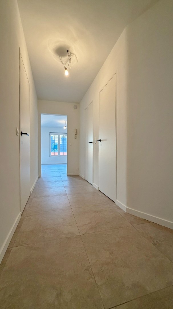 Stijlvol gerenoveerd appartement op toplocatie in het centrum van Ieper. - foto 3