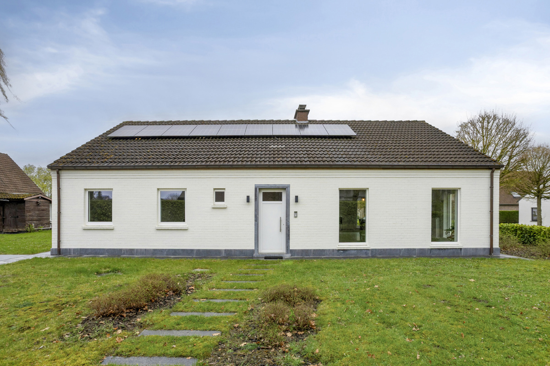 Gerenoveerde bungalow met 3 slaapkamers, tuin en garage - foto 2