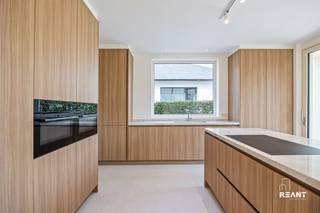 Uitzonderlijke hernieuwbouwwoning in het geliefde Molenveld.Met een bewoonbare oppervlakte van 270 m² werd deze woning gebouwd volgens de nieuwste...